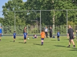 Laatste training S.K.N.W.K. JO8-1 (partijtje tegen de ouders) van maandag 2 juni 2025 (56/123)